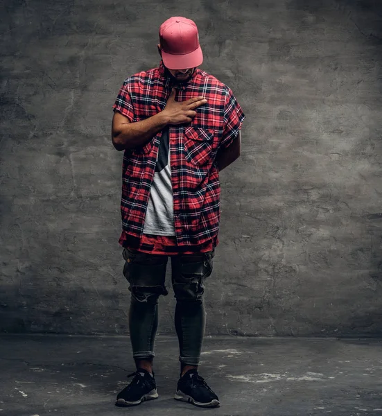 Hombre de camisa y gorra de vellón rojo —  Fotos de Stock