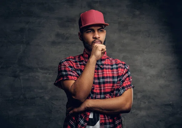 Homem de lã vermelha camisa e boné — Fotografia de Stock