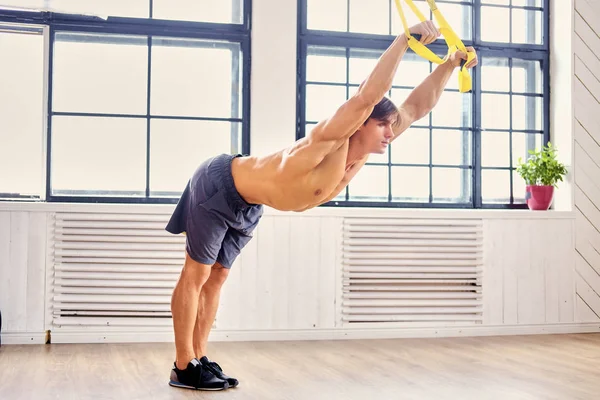 Man tränar med fitness trx remmar — Stockfoto