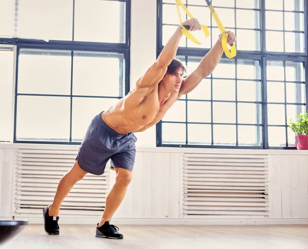 Man tränar med fitness trx remmar — Stockfoto