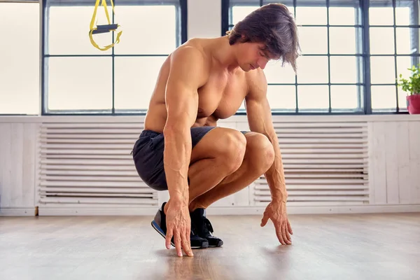 Uomo che si esercita con cinghie fitness trappole — Foto Stock