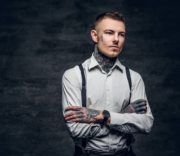 Man met een tatoeages en armen gekruist — Stockfoto