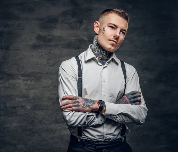 Hombre con tatuajes y brazos cruzados — Foto de Stock