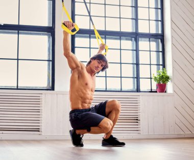 Egzersiz Fitness trx kayışları ile adam