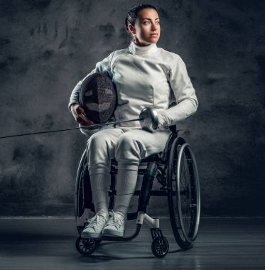 Kadın Paralimpik tekerlekli sandalye fencer 