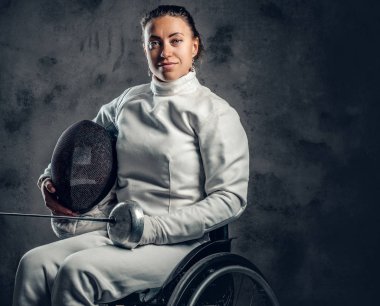 Kadın Paralimpik tekerlekli sandalye fencer 