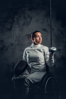 Kadın Paralimpik tekerlekli sandalye fencer 