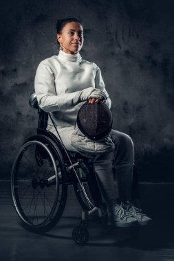 Kadın Paralimpik tekerlekli sandalye fencer 