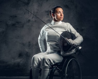 Kadın Paralimpik tekerlekli sandalye fencer 