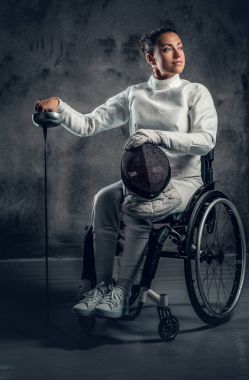 Kadın Paralimpik tekerlekli sandalye fencer 