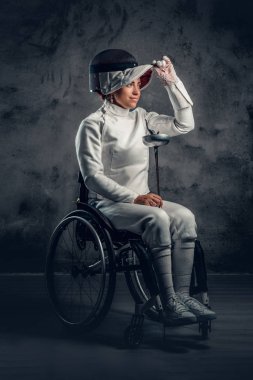 Kadın Paralimpik tekerlekli sandalye fencer
