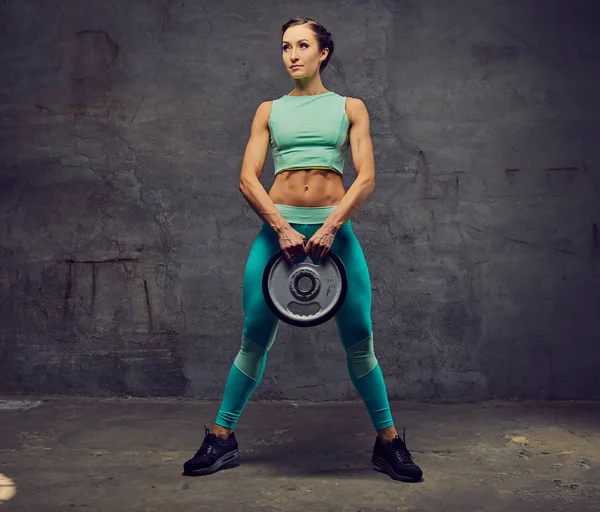 Sportliche Hündin trainiert mit Langhantelgewicht — Stockfoto