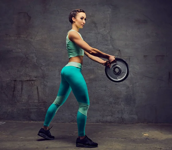 Спортивная женщина тренируется с весом штанги — стоковое фото