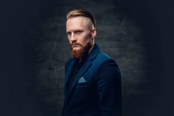 Rousse barbu hipster dans une veste bleue — Photo