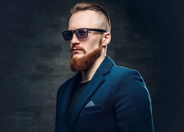 Roodharige hipster in een blauwe jas — Stockfoto
