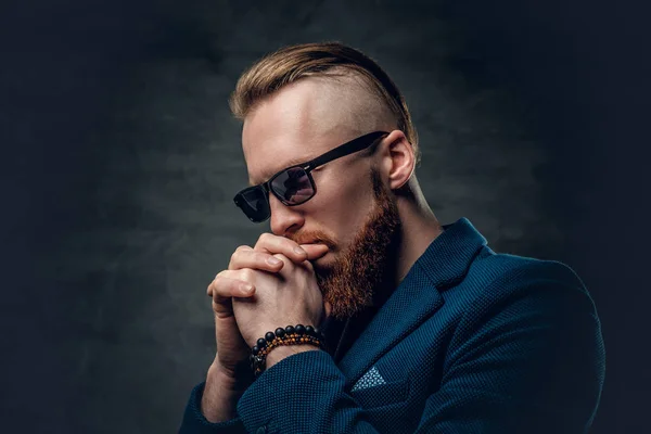 Pelirroja hipster en una chaqueta azul — Foto de Stock