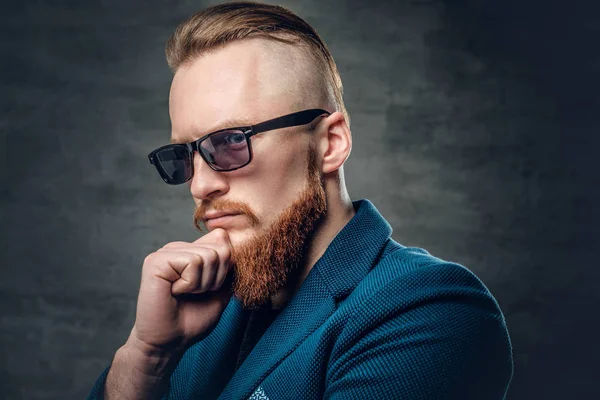 Rothaariger Hipster in blauer Jacke — Stockfoto