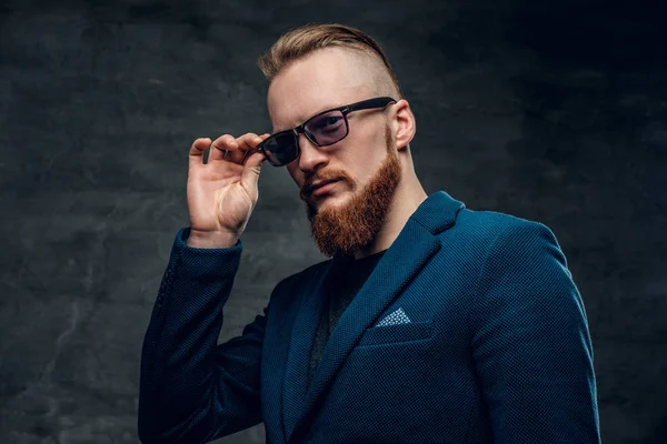 Redhead hipster i en blå jacka — Stockfoto