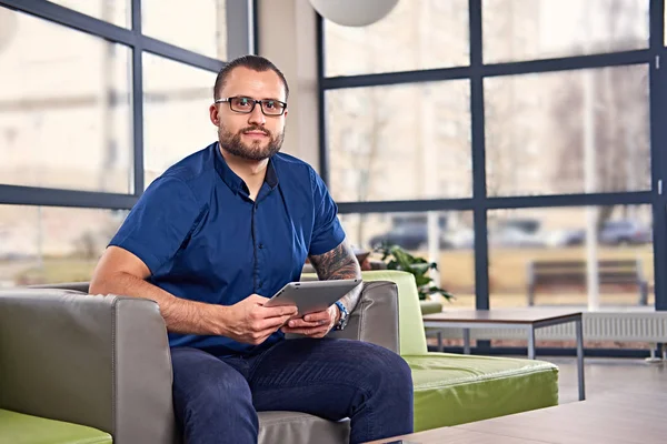 Bärtiger Mann mit Brille und Tablet — Stockfoto