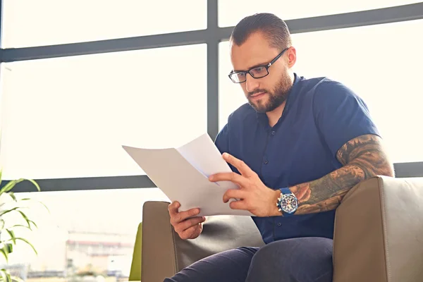 Hombre barbudo leyendo documento —  Fotos de Stock