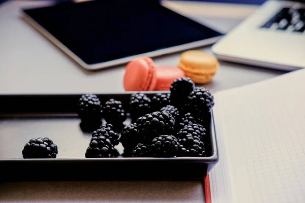Berries on a workspace near gadgets — Stock Photo, Image