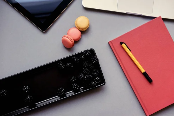 Berries on a workspace near gadgets — Stock Photo, Image