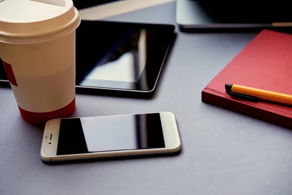 Teléfono inteligente, tablet PC y un café — Foto de Stock