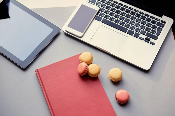 Laptop and delicious cakes — Stock Photo, Image