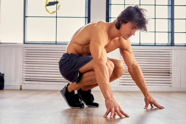 Homem exercitando com tiras de fitness trx — Fotografia de Stock