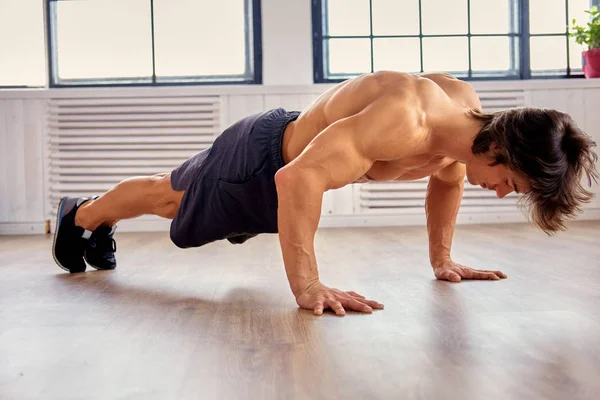 Hombre haciendo ejercicio con correas de fitness trx — Foto de Stock