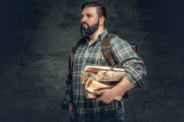 Sırt çantası ile sakallı avcı