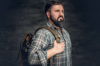 Sırt çantası ile sakallı avcı