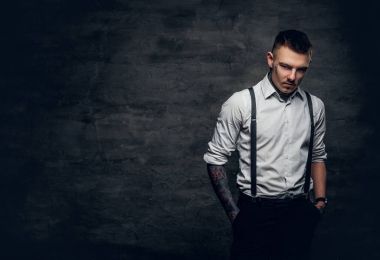 Yüzünde ve kolları dövmeli adam