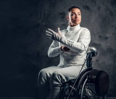 Tekerlekli sandalyede kadın fencer 