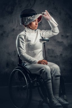 Tekerlekli sandalyede kadın fencer 