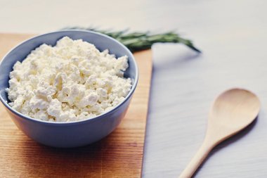 Lor ve masanın üzerinde yatan kaşık