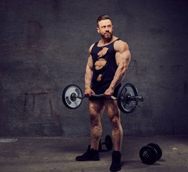 Barbell ile pazı egzersiz yapan erkek