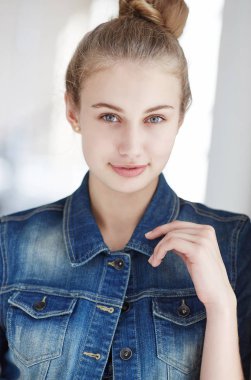 Sarışın kadın bir kot ceket giymiş