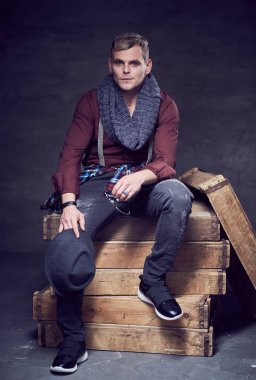 Casual adam kırmızı bir gömlek ve diş telleri