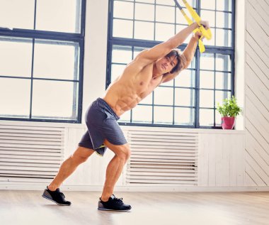 Egzersiz Fitness trx kayışları ile adam