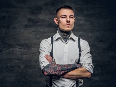 Bir dövmeli adam ve silah