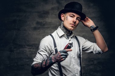 Adam saç düzeltici tutar
