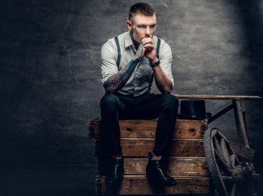 Yüzünde ve kolları dövmeli adam