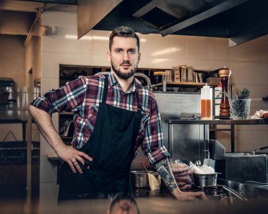 Yakışıklı sakallı Şef et hazırlama