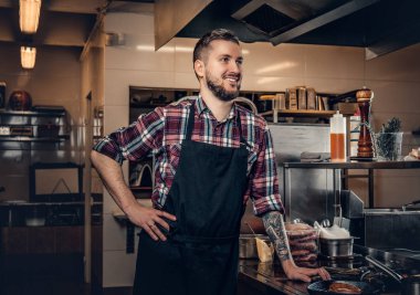 Yakışıklı sakallı Şef et hazırlama