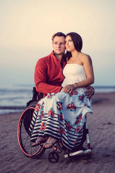 Couple handicapé reposant sur la plage — Photo