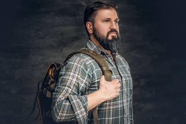 Sırt çantası ile sakallı avcı