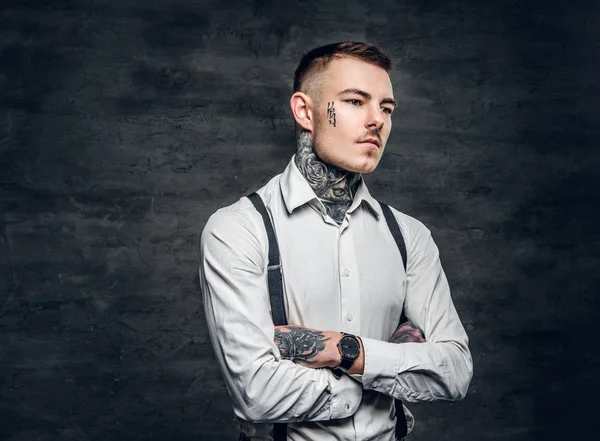 Человек с татуировками и скрещенными руками — стоковое фото