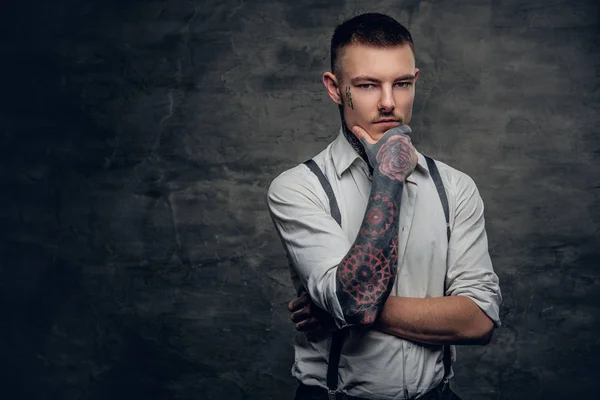 Tatuato uomo indossa camicia e bretelle — Foto Stock