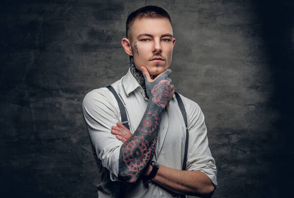 Человек с татуировками на лице и руках
